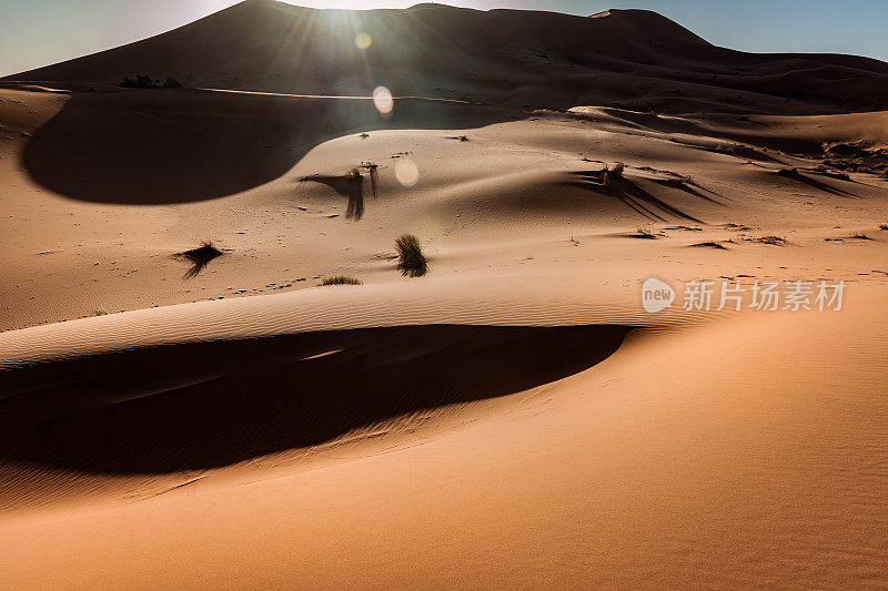 沙子和Erg Chebbi沙漠，Merzouga，摩洛哥，北非